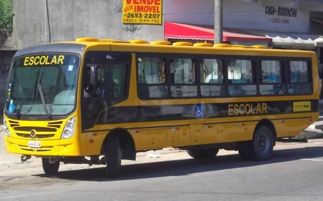 Criança de 5 anos é esquecida sozinha dentro de ônibus escolar em Saquarema, diz denúncia — RC24H
