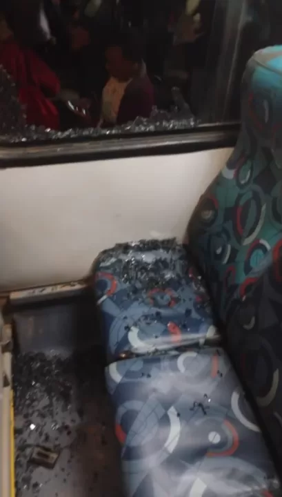 Passageiras ficam feridas após ônibus ser atingido por paralelepípedo em Saquarema — RC24H