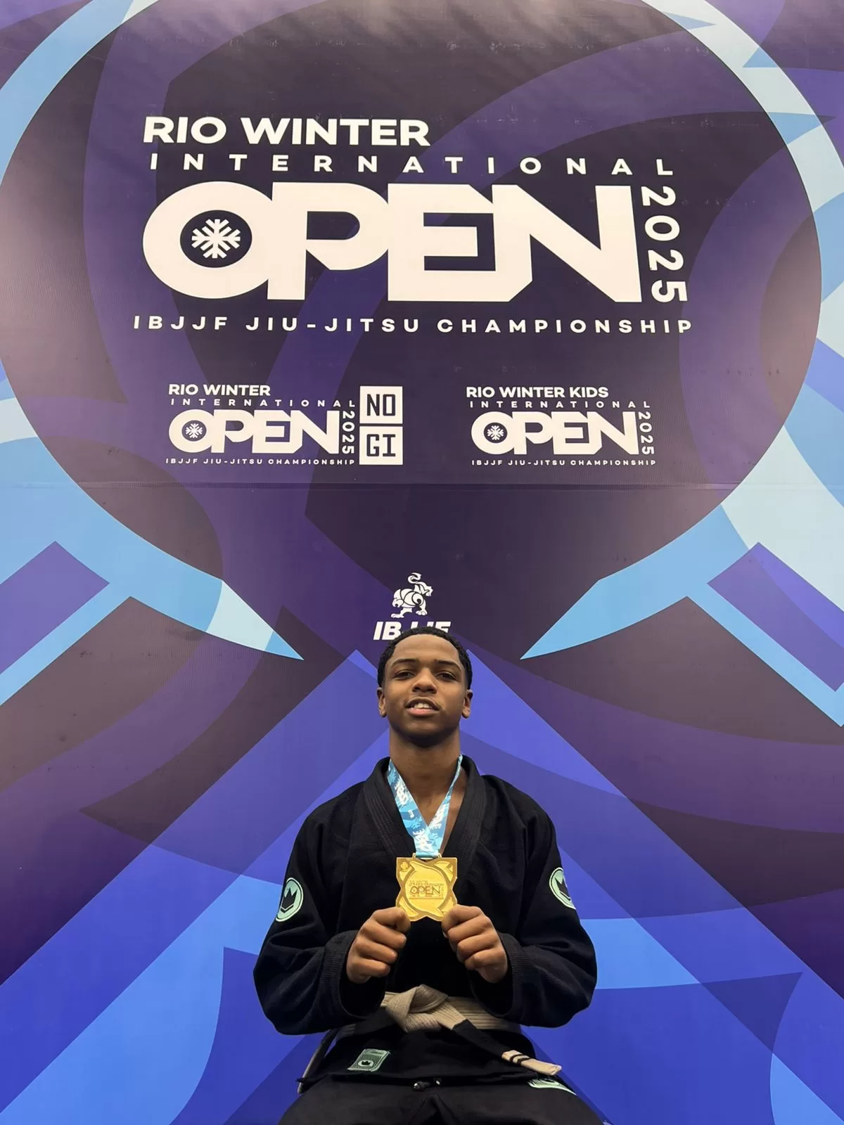 Cabo-friense de 14 anos vence duas lutas e conquista ouro no Rio Winter IBJJF — RC24H