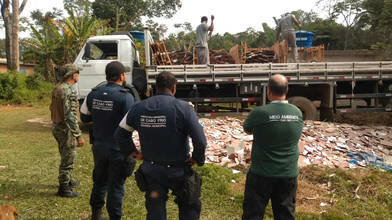 Fiscais de Cabo Frio flagram despejo de entulho de construção civil no Parque do Mico-Leão-Dourado, em Tamoios — RC24H