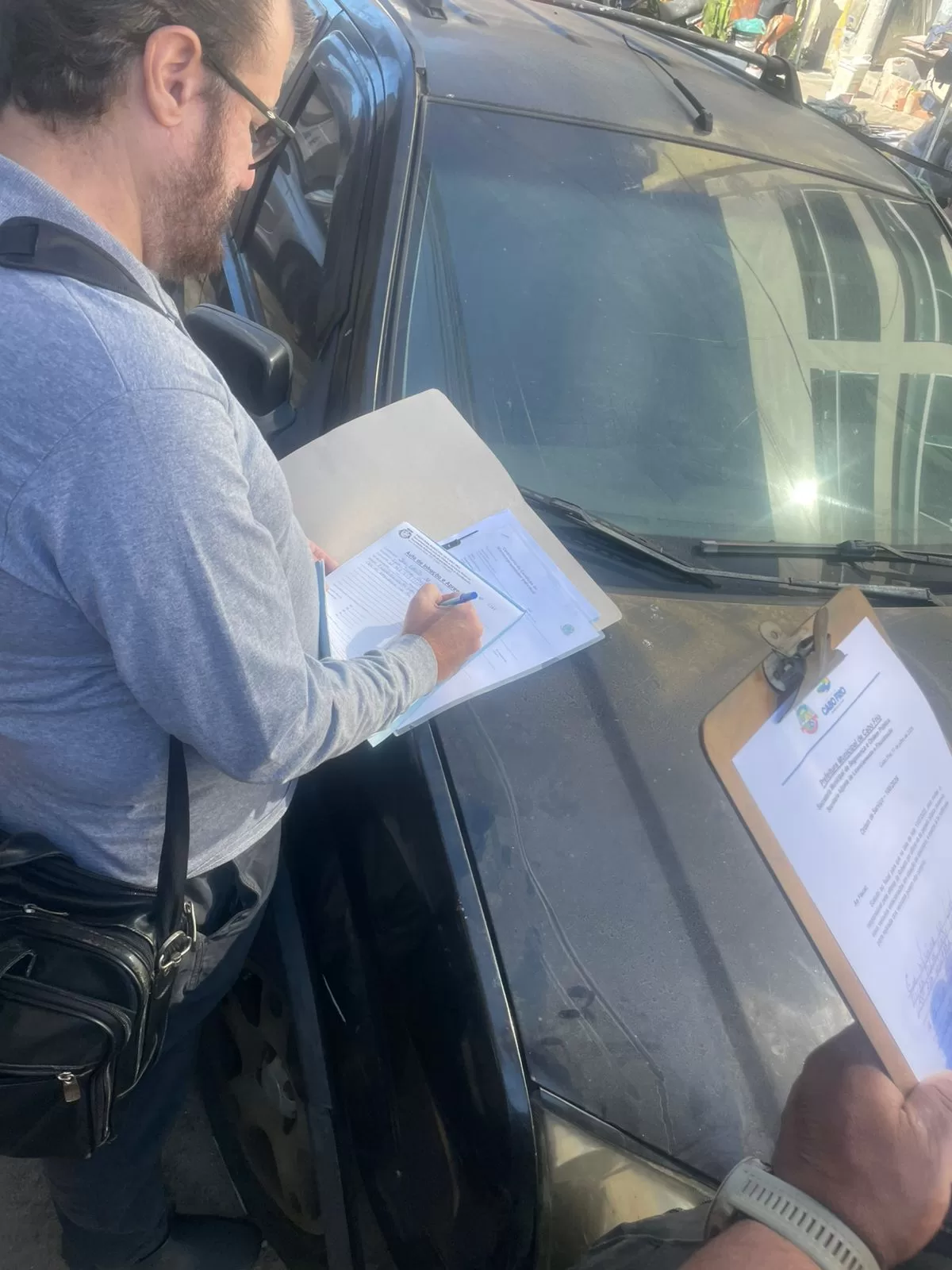 Oficina é multada por ocupar passeio público com veículos em situação de abandono em Cabo Frio — RC24H