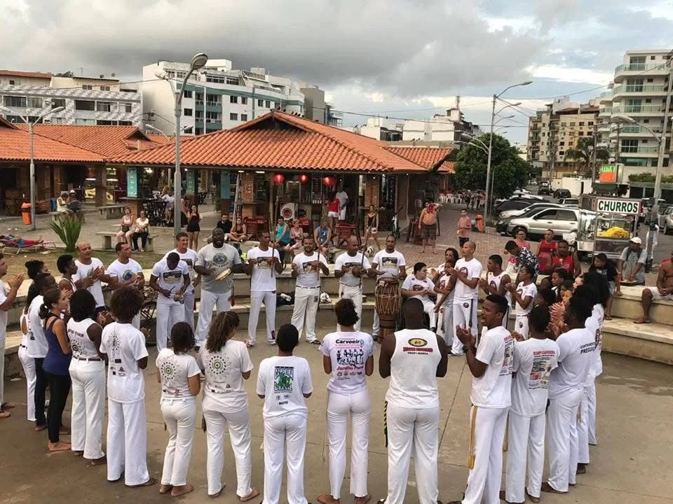 Roda cultural marca Dia do Capoeirista em Cabo Frio no domingo (3) — RC24H