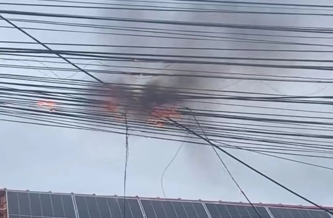 Fios pegam fogo em poste e assustam moradores em Cabo Frio — RC24H