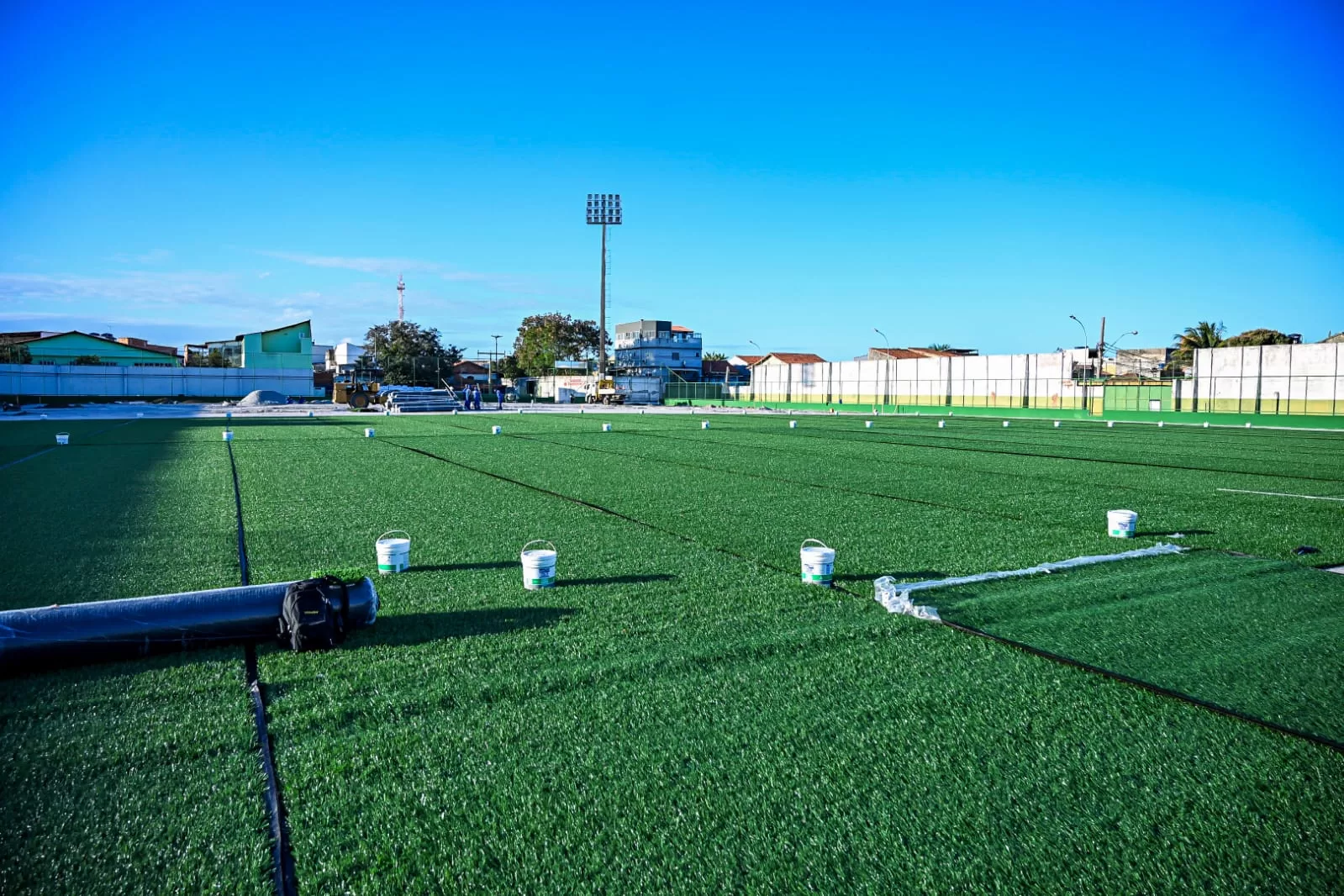 Gramado sintético do Correão começou a ser instalado nesta quinta-feira (31) — RC24H