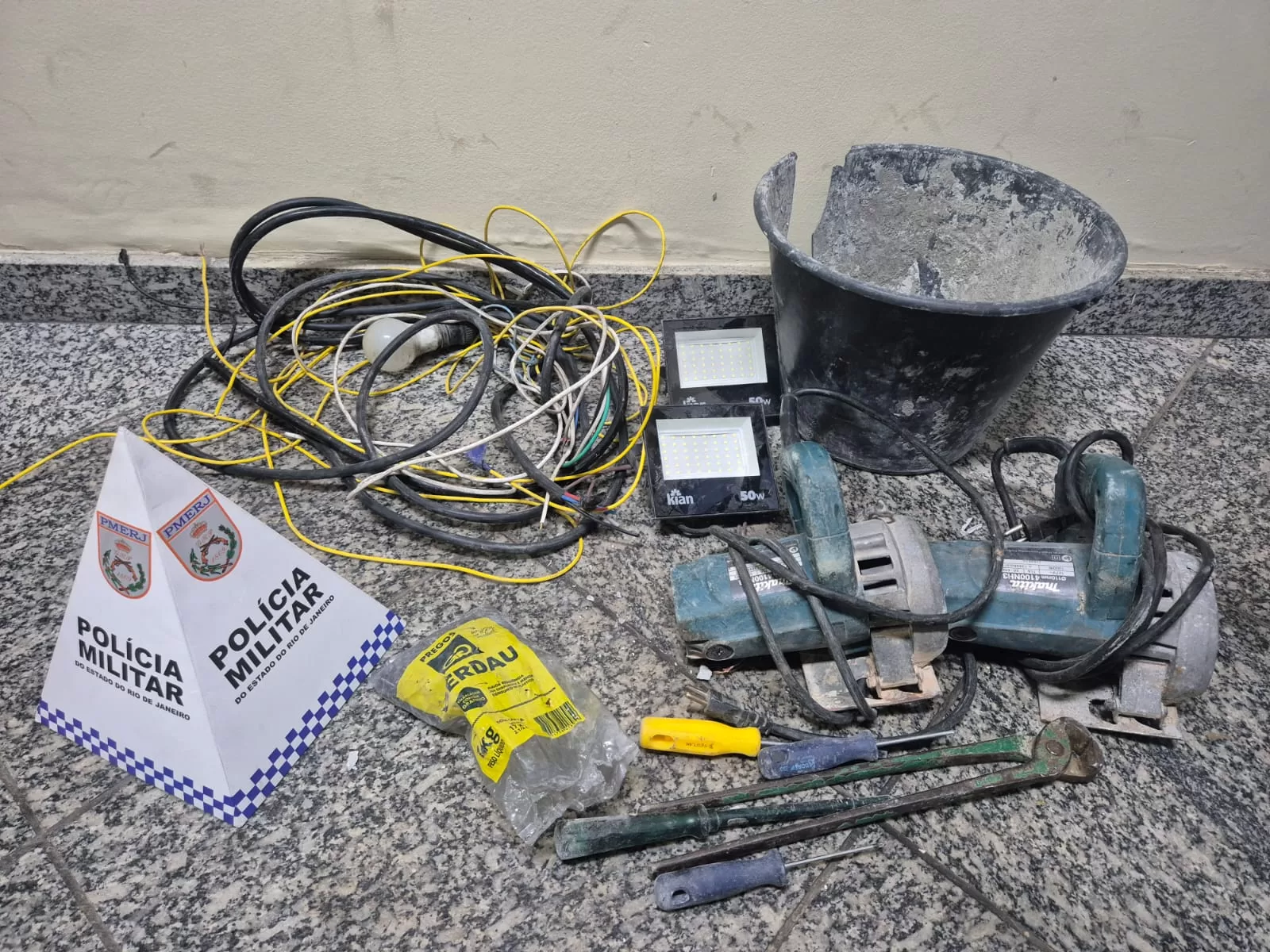 Homem com 13 anotações criminais é preso por furto em loja de ferramentas em Cabo Frio — RC24H