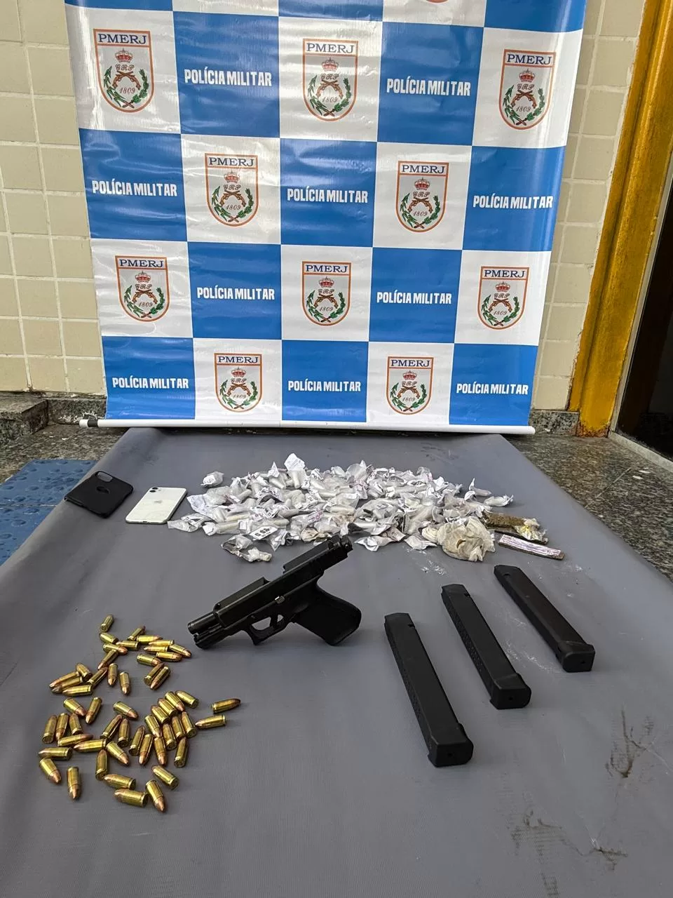 Homem é preso com arma, drogas e munições em operação no bairro Monte Alegre, em Cabo Frio — RC24H