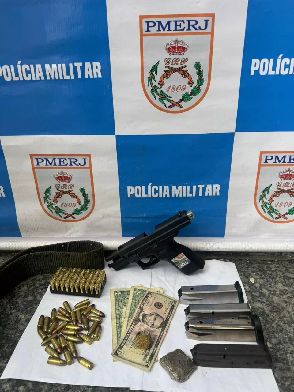 Homem é preso com arma, munições e drogas no Morro do Limão, em Cabo Frio — RC24H