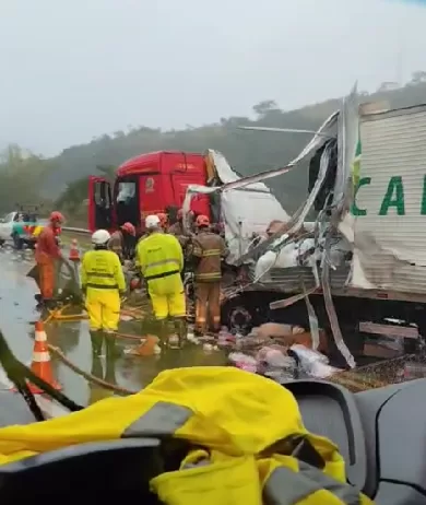 Grave acidente entre carretas e caminhão deixa um morto e dois feridos na BR-101, em Macaé — RC24H