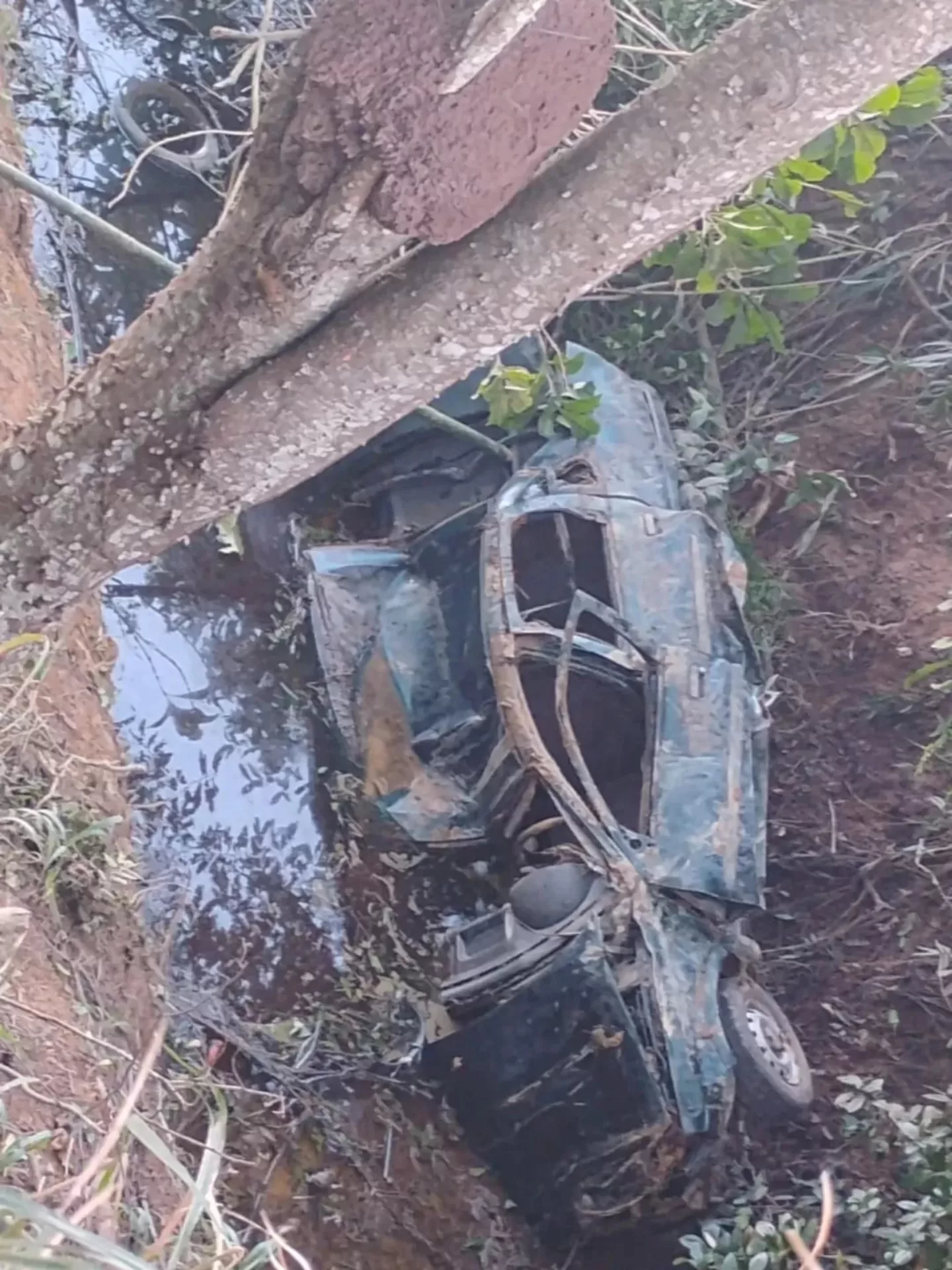 Motorista morre após carro cair em córrego na RJ-162, em Macaé — RC24H