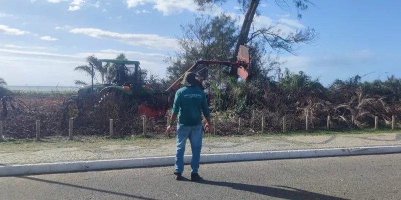 Orla das Palmeiras, em Cabo Frio, recebe ações de manutenção e ordenamento urbano
