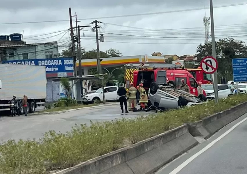 Acidente entre dois carros deixa feridos na RJ-106, em São Pedro da Aldeia — RC24H