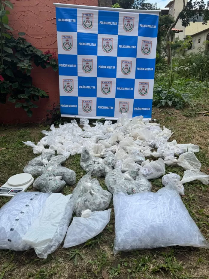 TONEL DO PÓ: PM acha R$ 100 mil em drogas enterradas em mata de Búzios