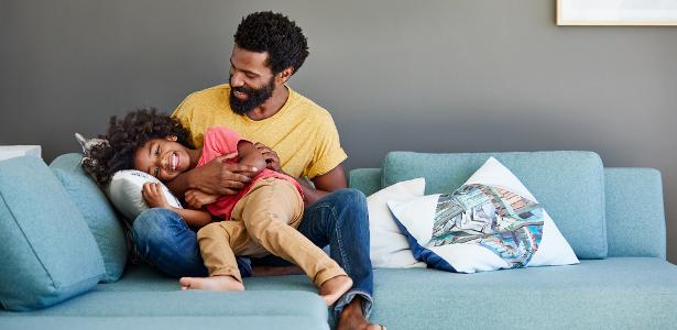 Pai e filha brincando