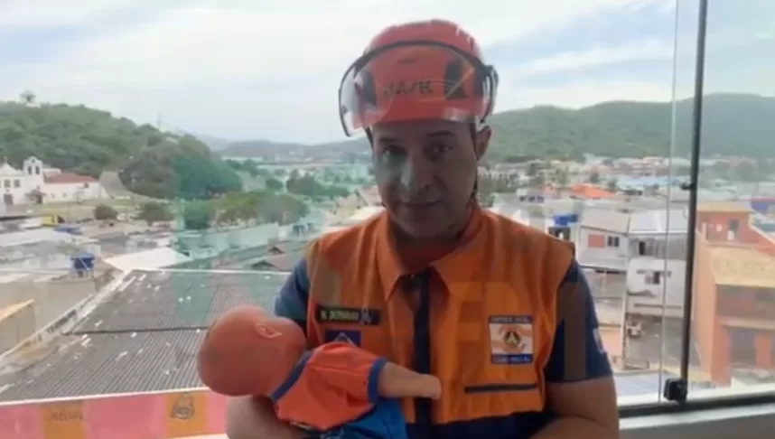 Coordenador da Defesa Civil de Cabo Frio ensina na rádio manobras para socorrer crianças engasgadas — RC24H