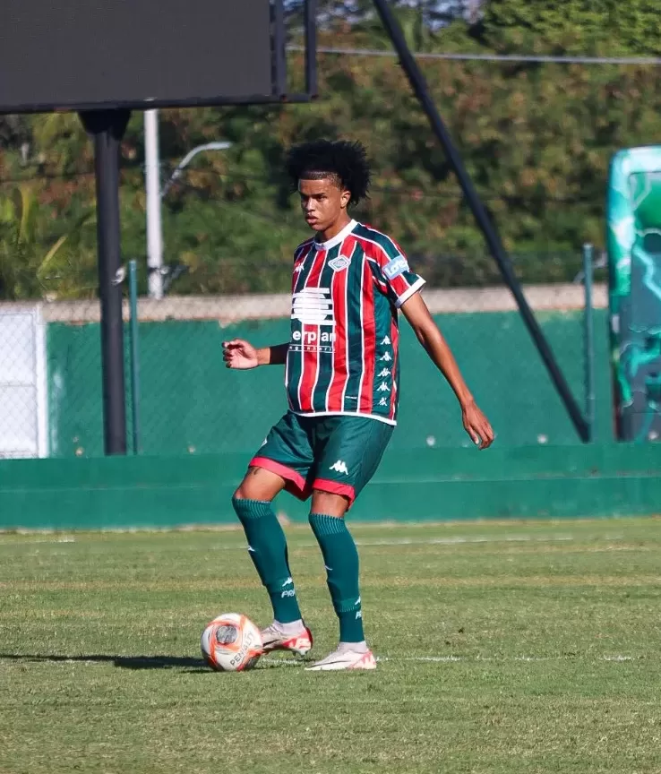 Cria de Cabo Frio, zagueiro Marcinho ganha oportunidade e vai bem na Cabofriense — RC24H