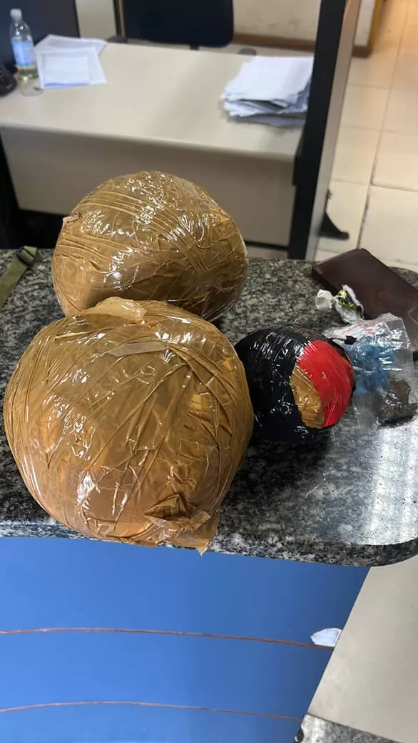 Mulher é presa na RJ-124 levando cocaína do Complexo do Alemão para Cabo Frio — RC24H