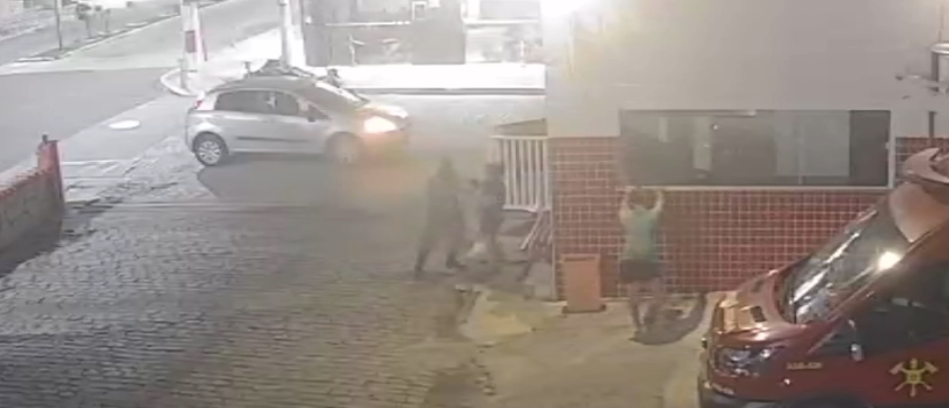 EXCLUSIVO: Bebê de apenas 6 dias engasga e é salvo por bombeiro no centro de Cabo Frio