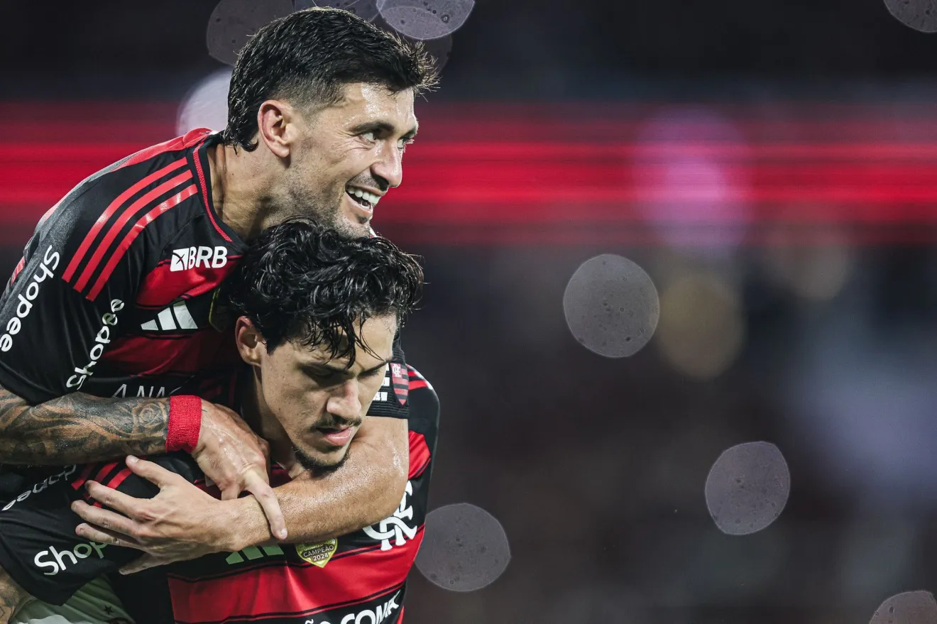 Flamengo massacra Vitória com 8 a 0 e mantém liderança do Brasileirão