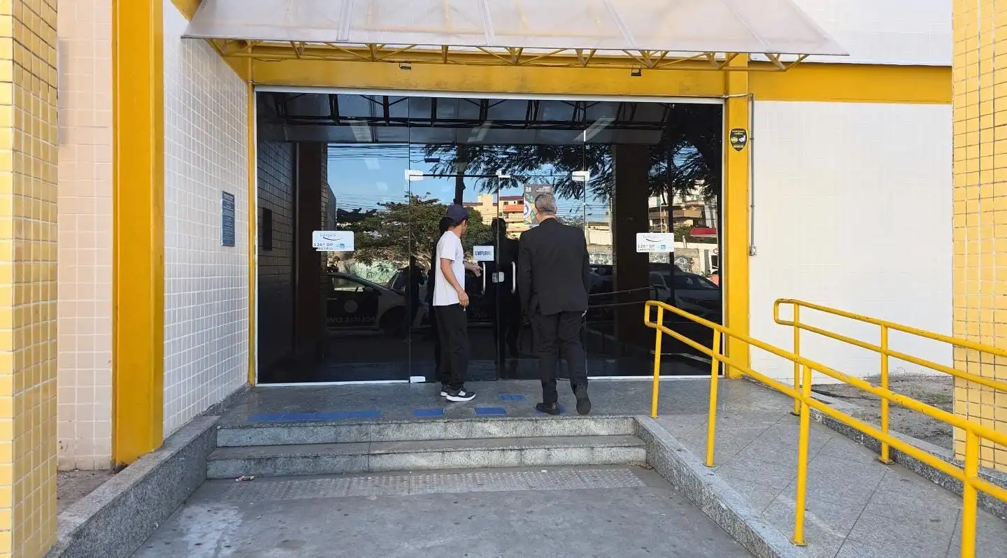 Foi assinar a condicional, levou a “erva” e saiu algemado: homem é detido com maconha no Fórum de Cabo Frio
