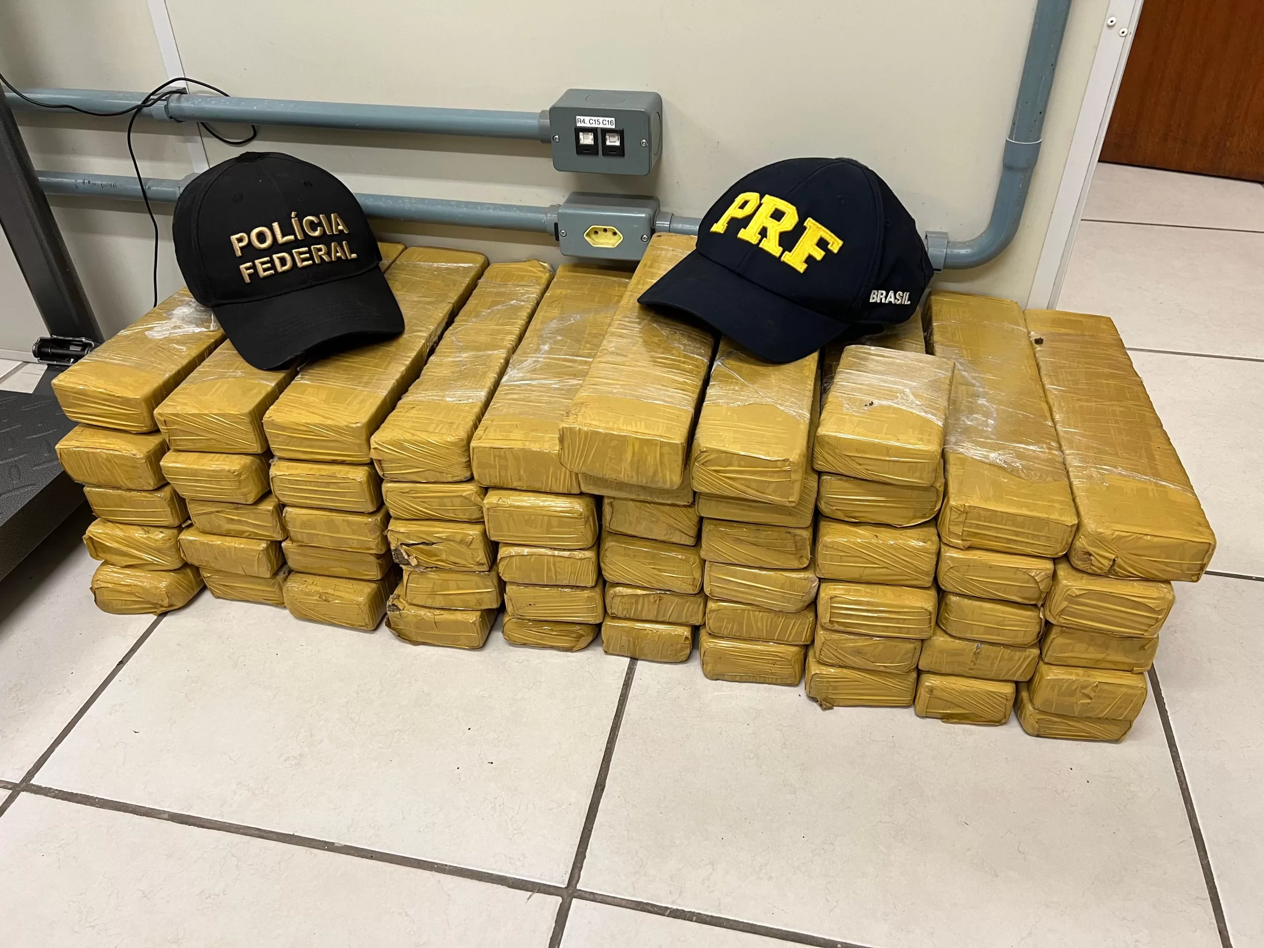 Homem é preso com mais de 50 kg de maconha que seria entregue em comunidades de Macaé — RC24H