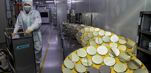 Funcionário manuseia semicondutores em fábrica na China; Trump impôs tarifa de 100% para desenvolvedoras de chip que não investem nos EUA