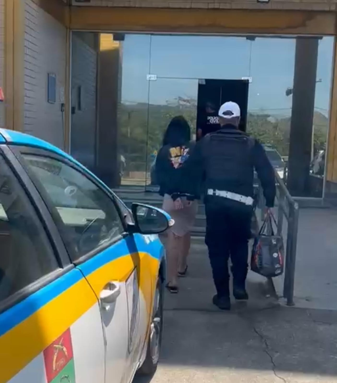 Polícia prende jovem que levava cocaína do Alemão para Cabo Frio pela RJ-124