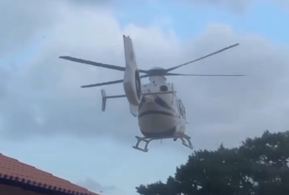 VÍDEO: Helicóptero tem pane elétrica, faz pouso forçado na UPA de Cabo Frio e deixa criança ferida