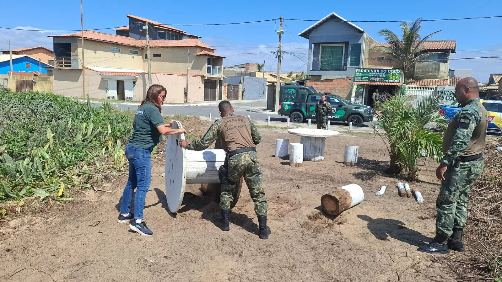 Estruturas irregulares são retiradas da orla de Tamoios, em Cabo Frio — RC24H