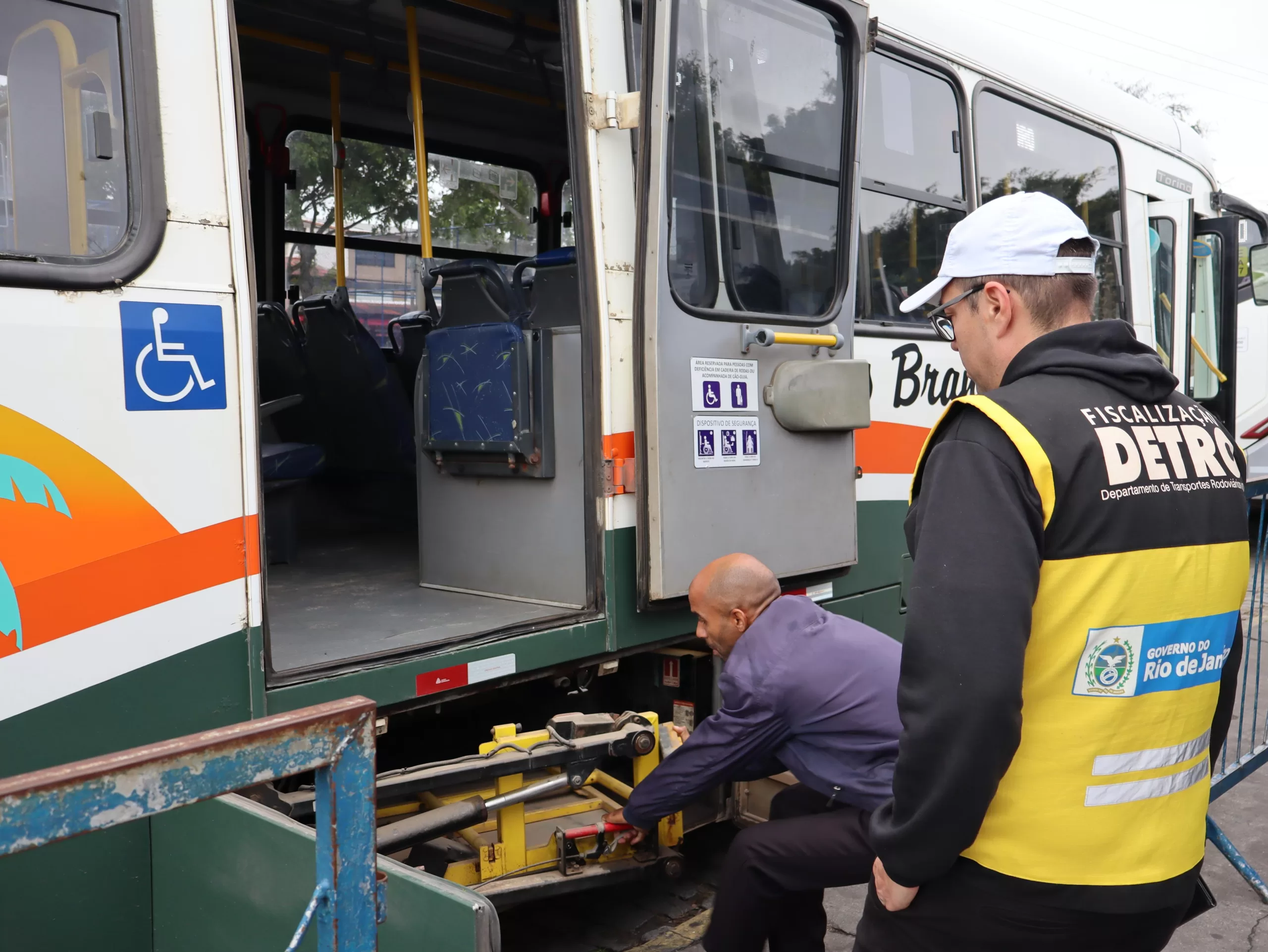 Operação do Detro reforça fiscalização do transporte intermunicipal em Cabo Frio — RC24H