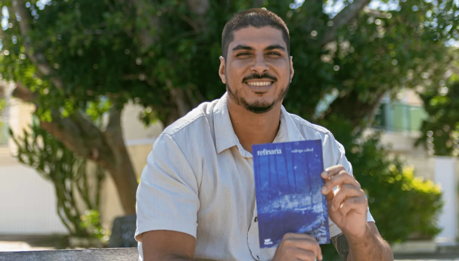 Escritor de Cabo Frio, autor de Refinaria, é semifinalista do Prêmio Jabuti na categoria ‘Escritor Estreante – Poesia’ — RC24H