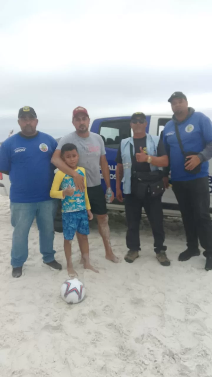 Criança perdida é encontrada por equipe de fiscalização na Praia do Forte, em Cabo Frio — RC24H