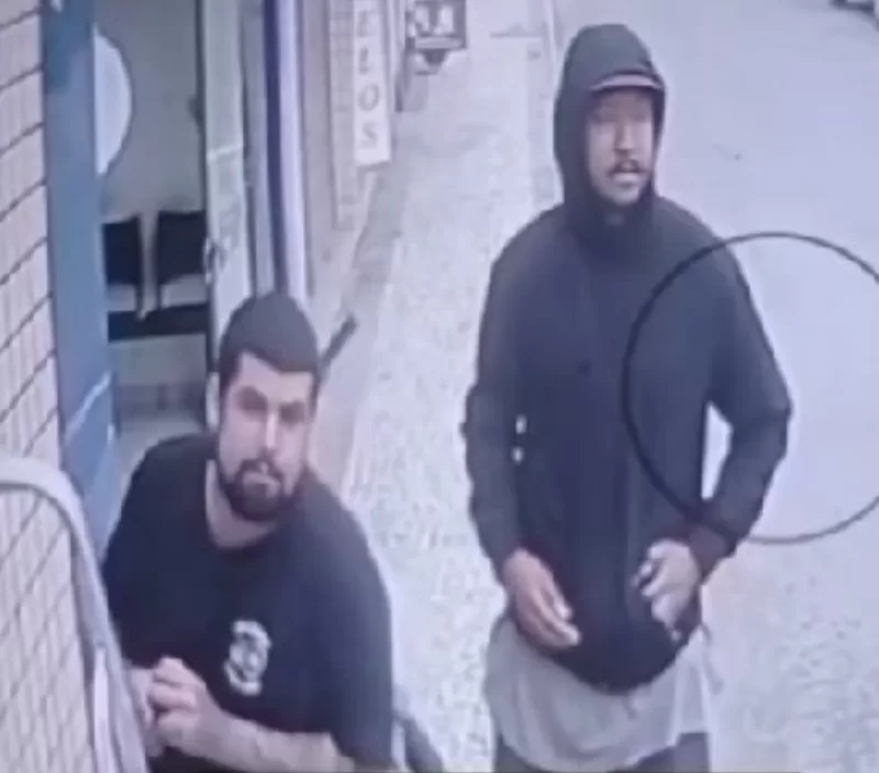 Homens são flagrados pichando fachada de loja e ameaçando idoso em Cabo Frio — RC24H