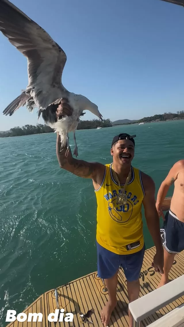 Influencer segura gaivota em passeio de barco em Cabo Frio e gera revolta nas redes — RC24H