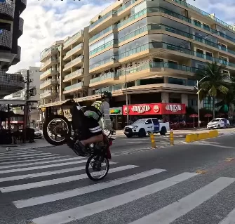 Jovem é flagrado fazendo manobra arriscada na orla da Praia do Forte, em Cabo Frio — RC24H