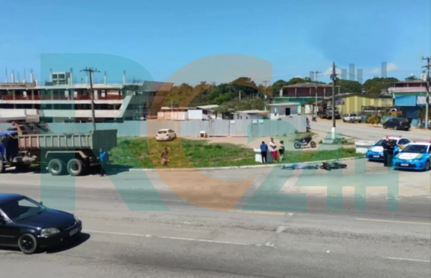 Mulher morre em acidente envolvendo motocicleta e caminhão na RJ-106, em Cabo Frio — RC24H