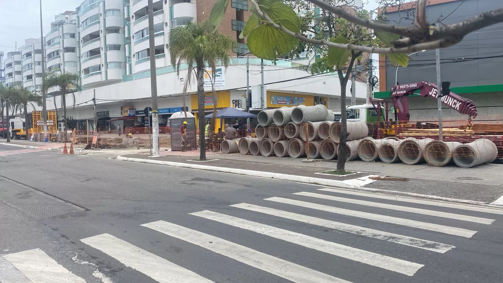 Obras na Júlia Kubitscheck complicam trânsito em Cabo Frio — RC24H