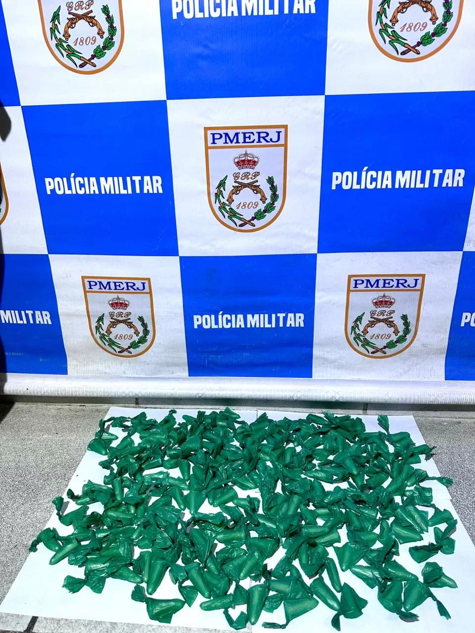 PM apreende 200 cápsulas de cocaína em terreno baldio em Cabo Frio — RC24H