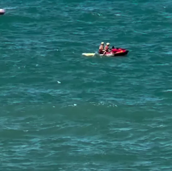 Turista desaparece após ser arrastado por onda na Praia das Conchas, em Cabo Frio — RC24H