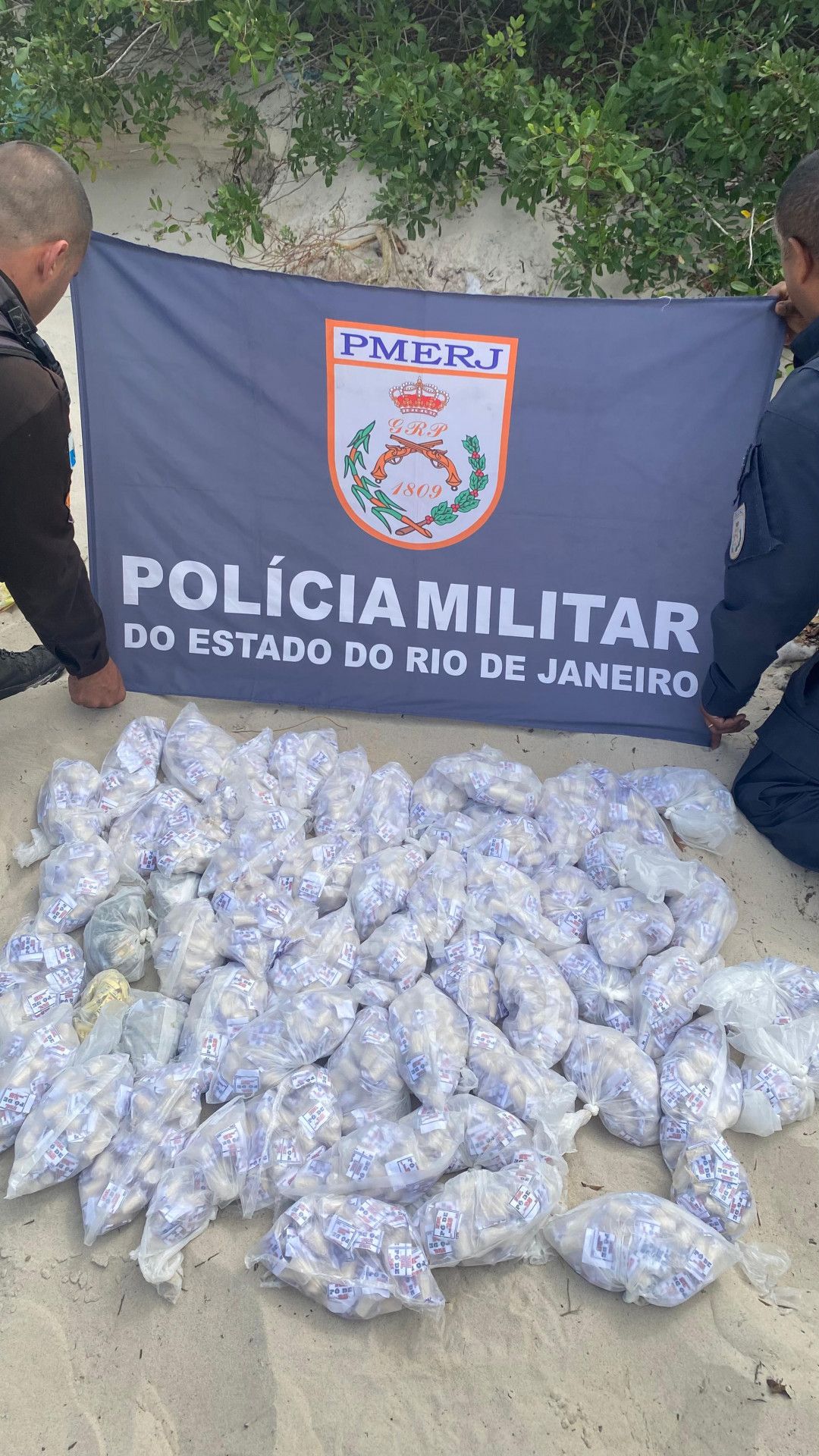 Polícia apreende drogas em dunas de Cabo Frio e causa prejuízo de R$ 74 mil ao tráfico