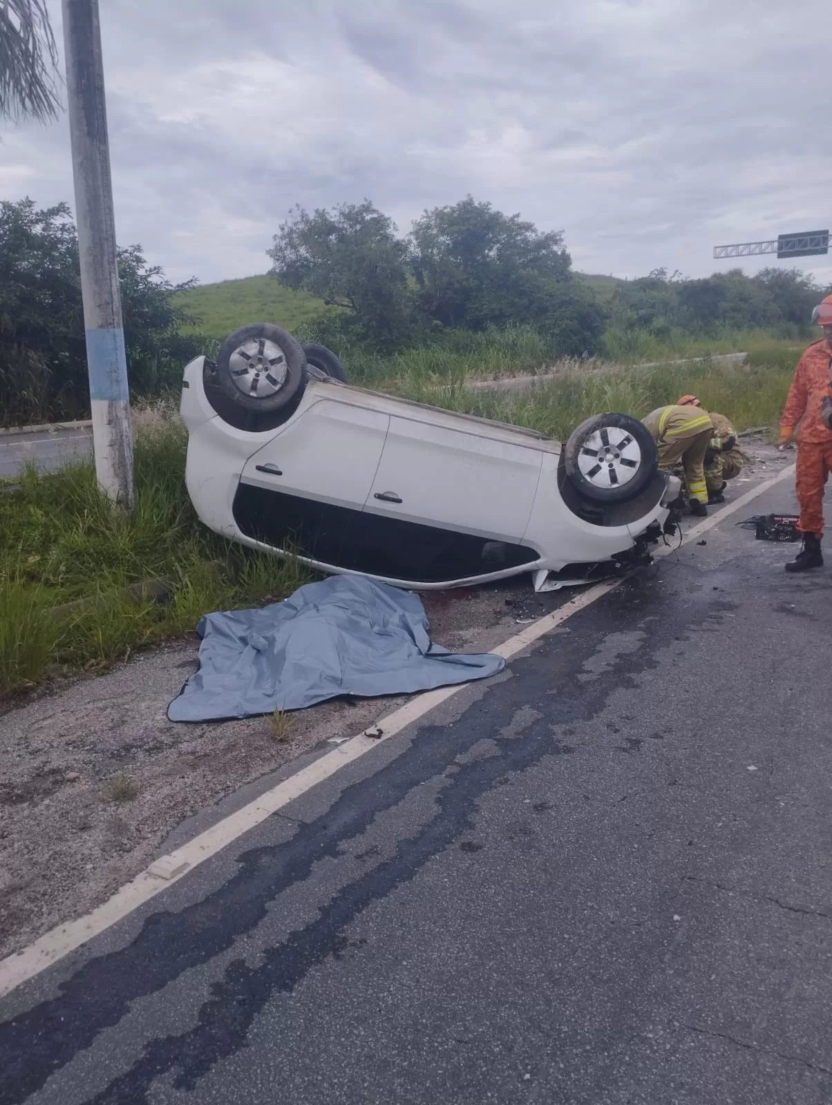Mulher morre após carro capotar na RJ-106, em Rio das Ostras — RC24H