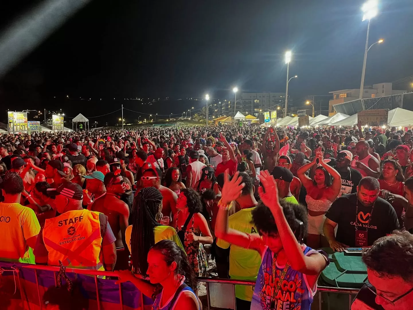 Bloco Arraial Free promove Carnaval solidário na Praia dos Anjos, neste domingo (15) — RC24H