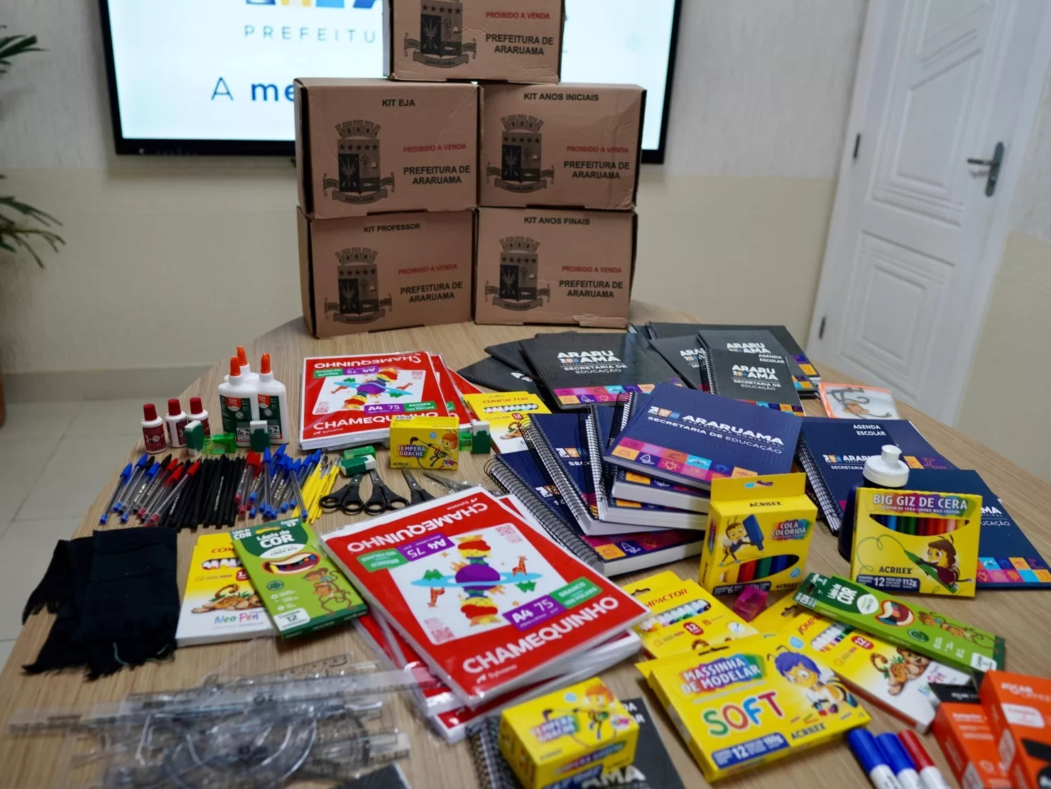 Araruama inicia a entrega dos kits escolares para alunos das séries iniciais, finais e Eja da Rede Municipal de Ensino — RC24H