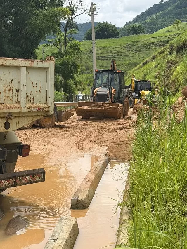 Enxurrada destrói ruas e assusta moradores no Sana, em Macaé — RC24H
