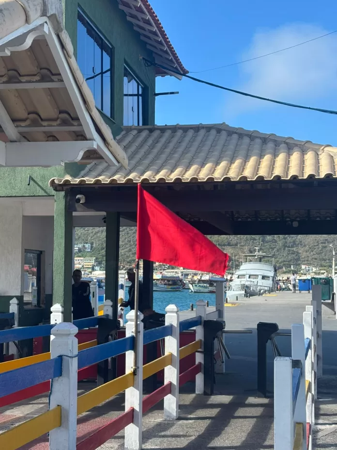 Passeios de barco são suspensos em Arraial do Cabo por causa da ventania — RC24H