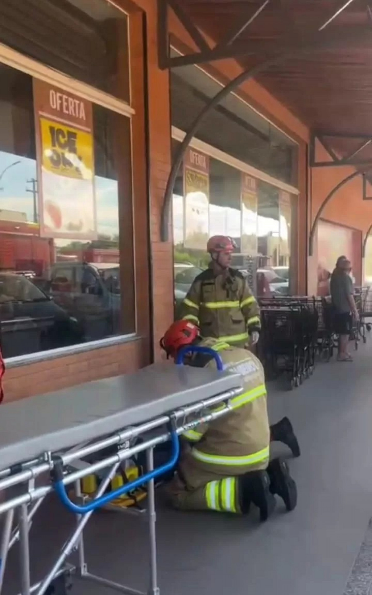 Motorista foge após colisão entre moto e carro em Araruama