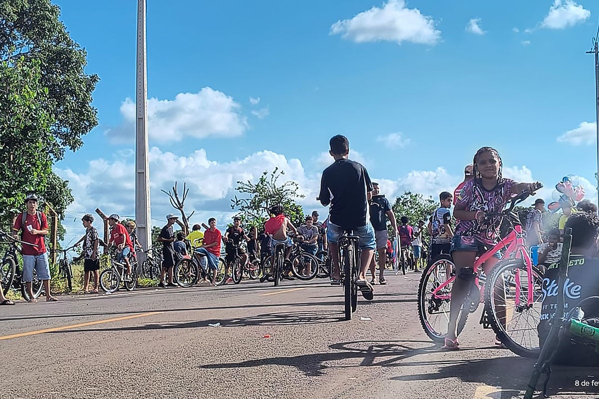 bicicleta crianças periferia
