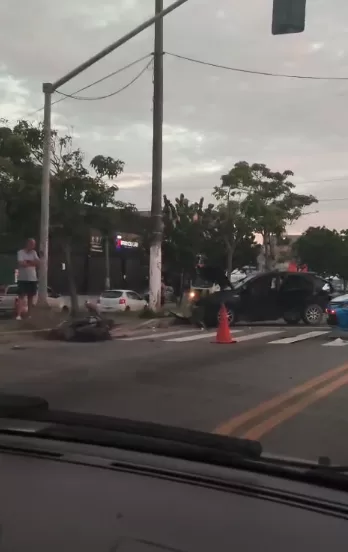Acidente de trânsito deixa uma vítima fatal em frente ao Colégio Castelo, em Rio das Ostras — RC24H