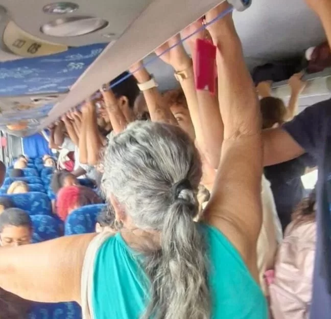 Passageiros apontam lotação e redução de horários no transporte público em Saquarema — RC24H