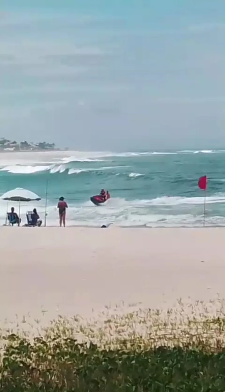 Turista alemão é salvo por guarda-vidas após ser arrastado por correnteza em Saquarema — RC24H