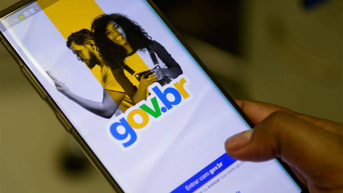 Pessoa acessando tela de login da conta Gov.br num celular
